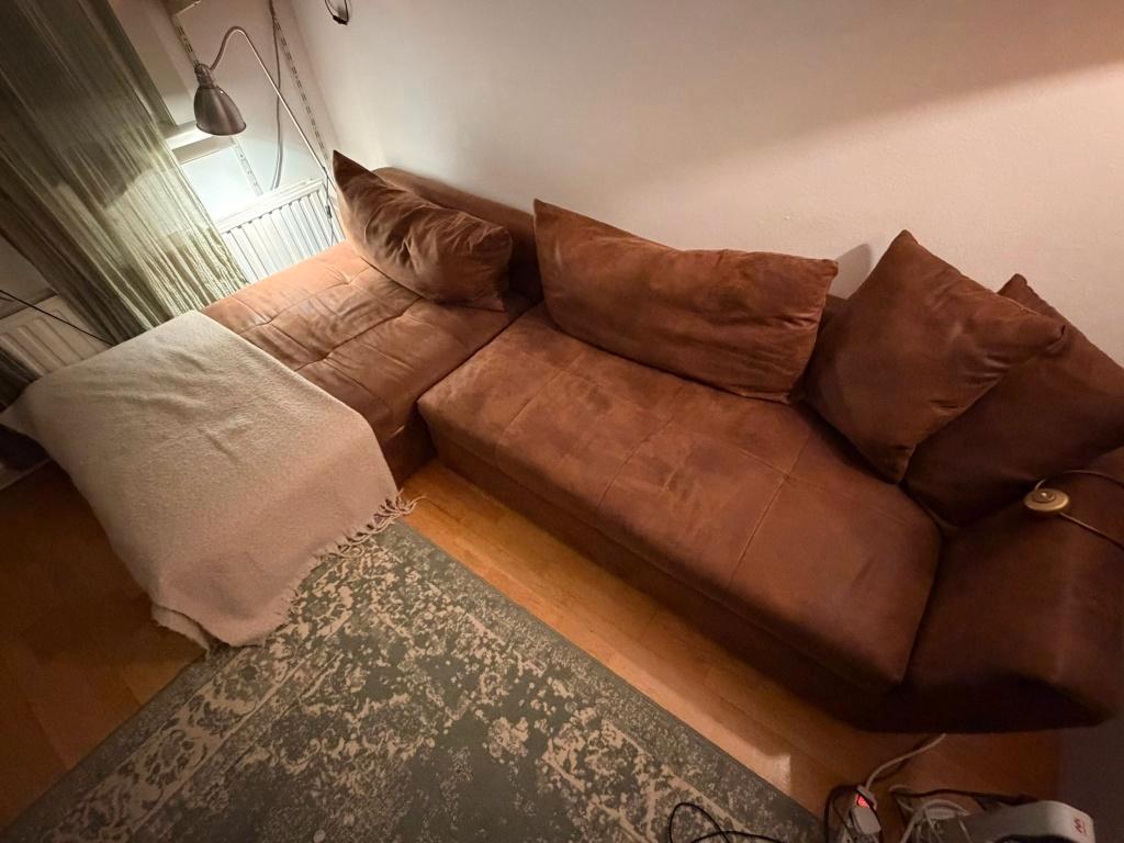 Gratis af te halen: Bruine bank (4e verdieping)