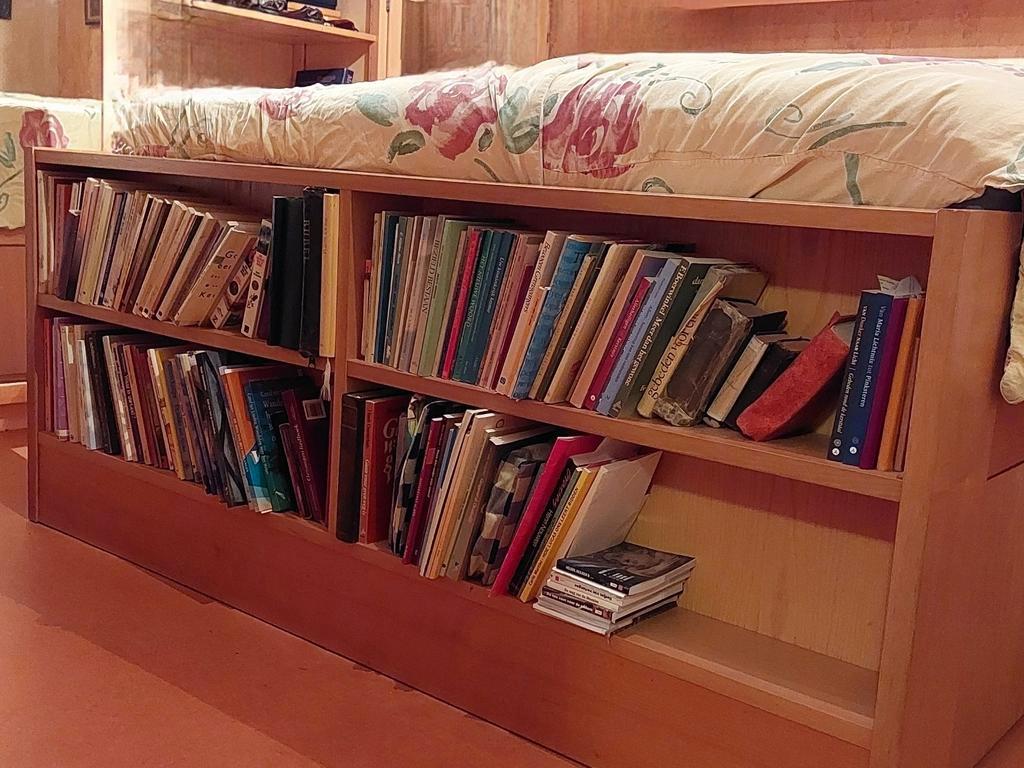 Houten 2-persoonsbed, veel opbergruimte