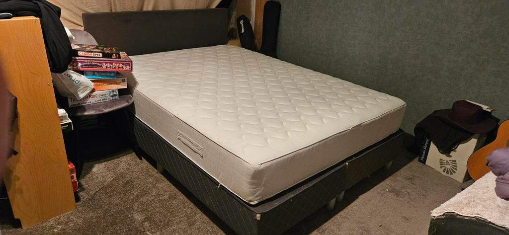 Twijfelaar boxspring met matras 140x200