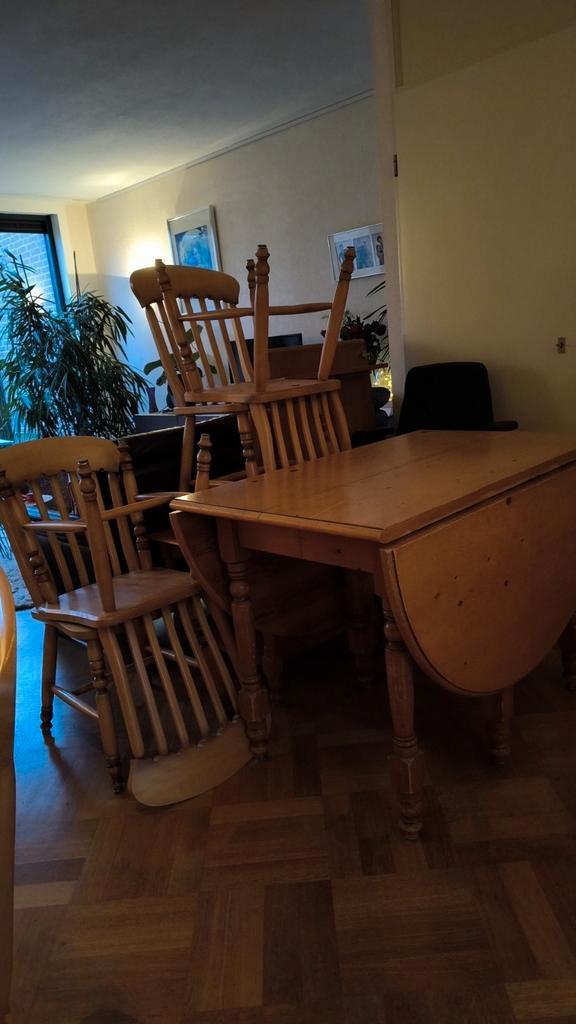 Grenen eettafel met 4 stoelen