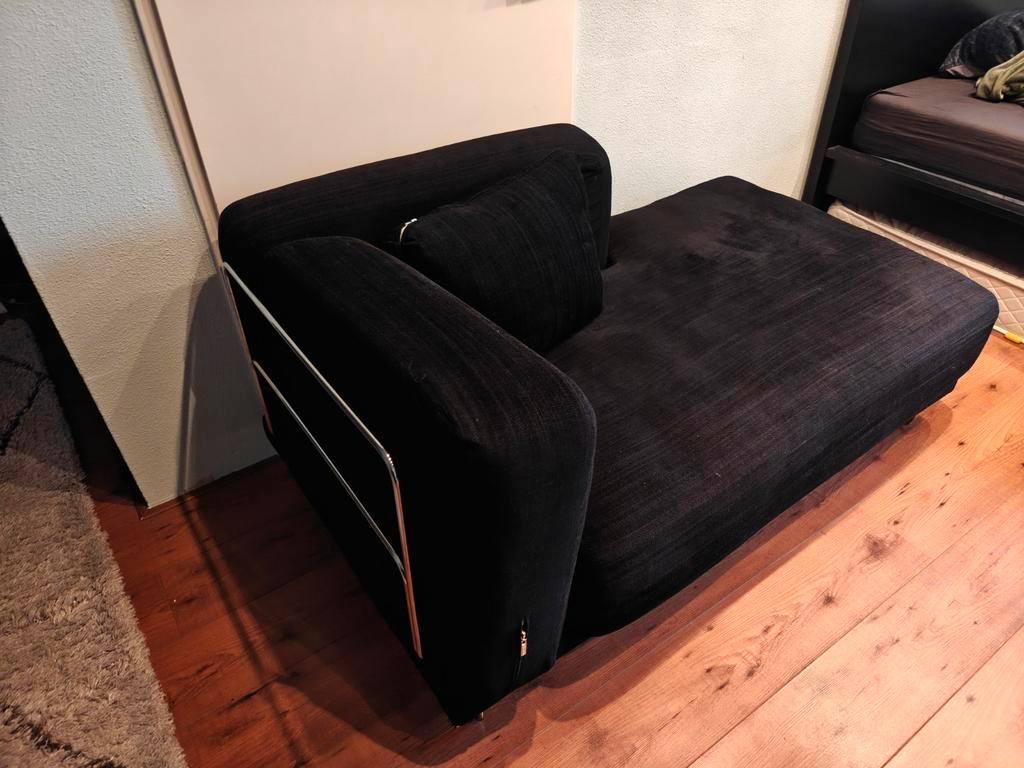 Zwarte bankje. Ideaal voor op slaapkamer. Kan uit elkaar