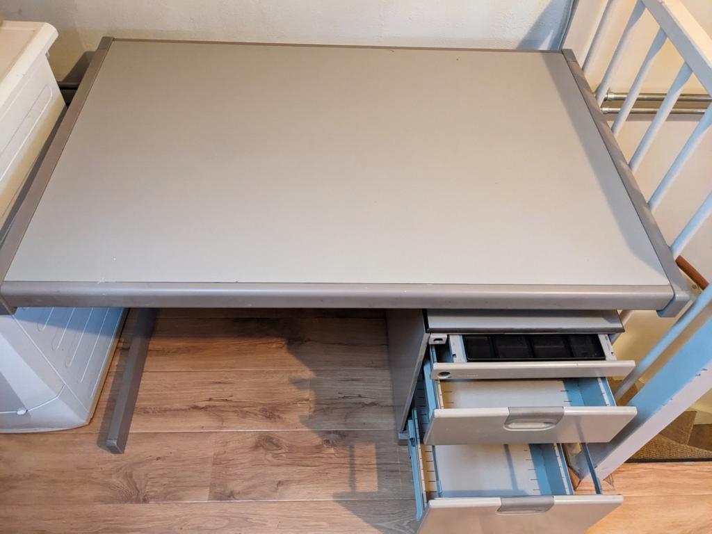 Gebruikt Bureau met Lades