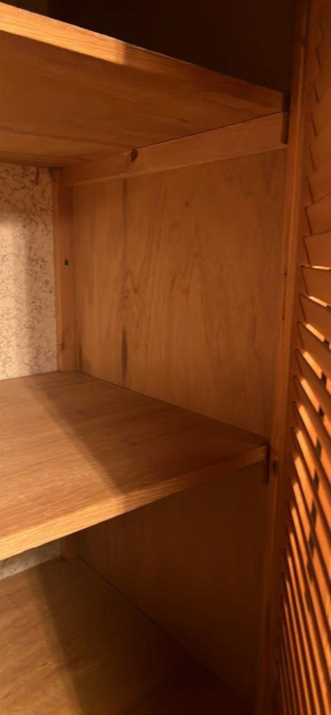 Houten kledingkast met deuren