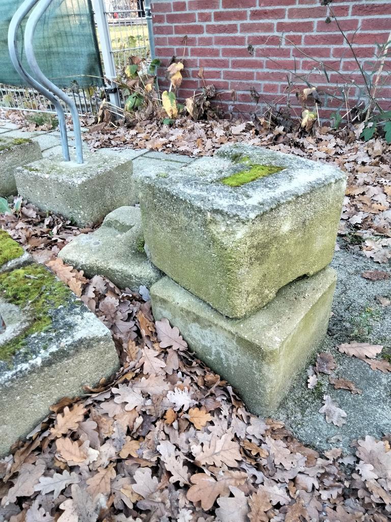 Fietsenbeugels op betonblokken (ophalen in Hilvarenbeek)