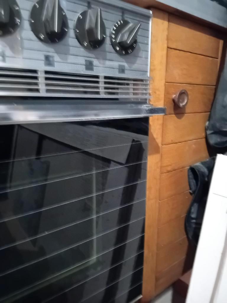 Vintage keuken jaren 70 met inbouwapparatuur gratis