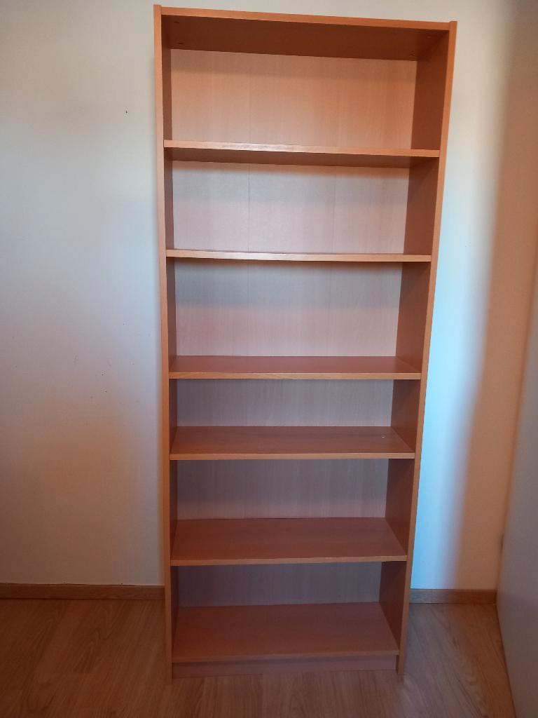 Boekenkast gratis en in goede staat