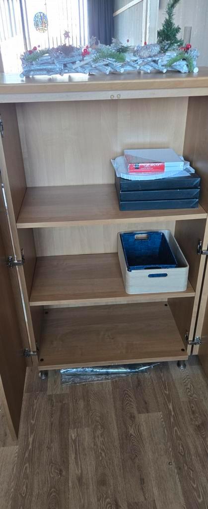 Gratis kast met deuren en planken