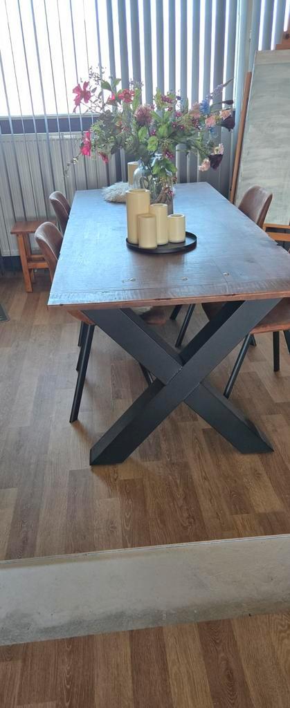 Industriële eettafel met stalen onderstel