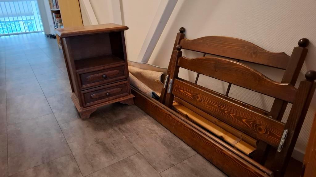 Eenpersoonsbed met nachtkastje