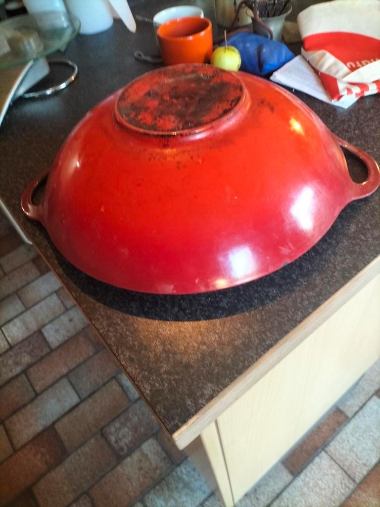 Wokpan, rood gietijzer.  Gratis