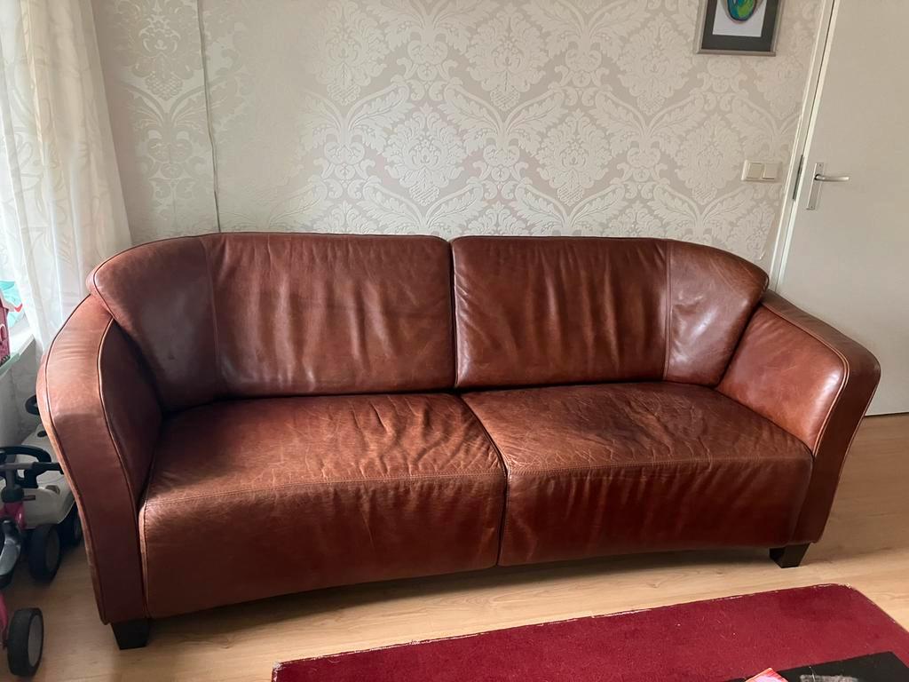 Gratis af te halen: 2 leren banken in goede staat