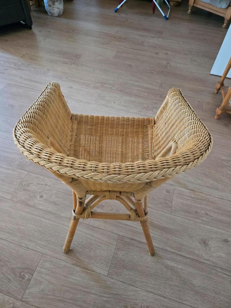 Gratis af te halen rieten stoel.