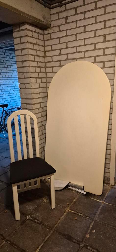 Eettafel en 4 stoelen