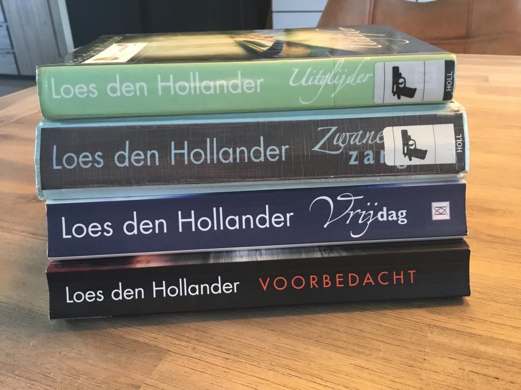 4 boeken van Loes den Hollander