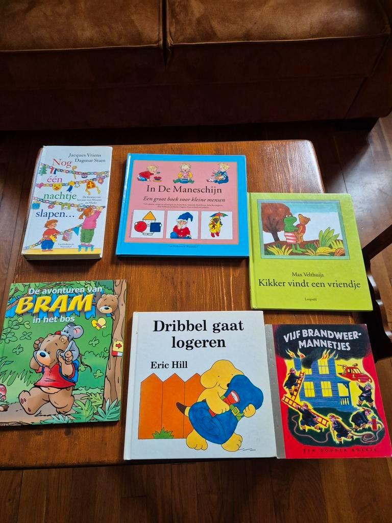 Dribbel  vijf brandweer mannetjes. Kikker vindt een vriendje