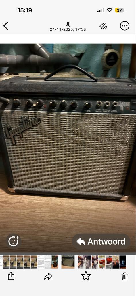 elektrische gitaar met versterker en beugel.