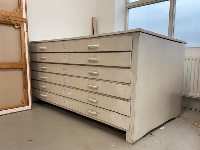 Houten ladekast voor grote tekeningen e.d.