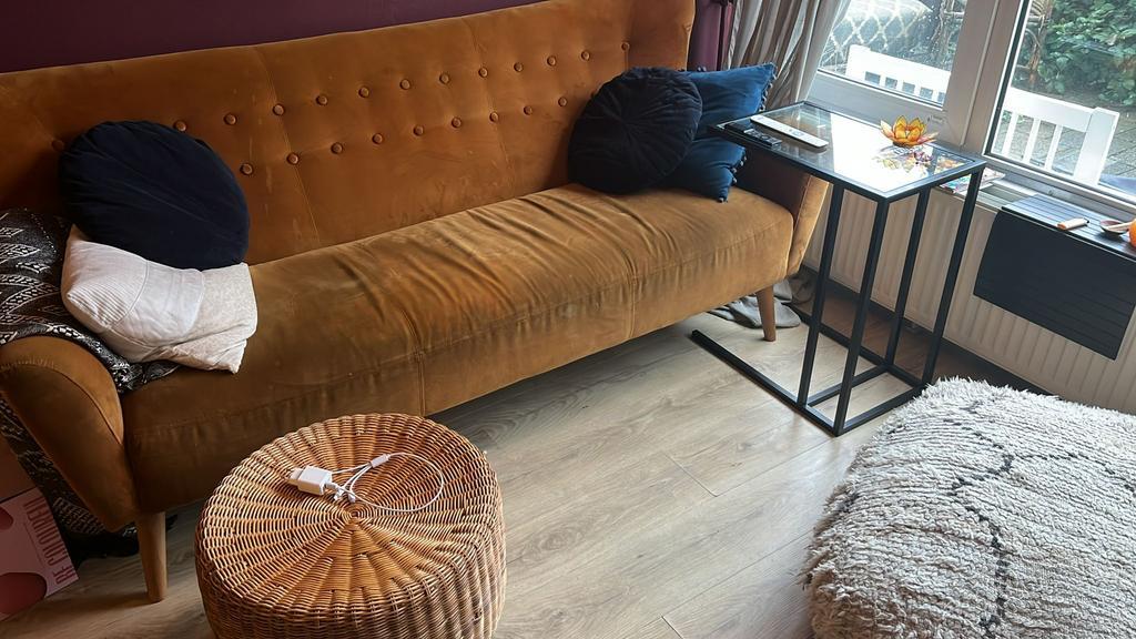 GRATIS - DONDERDAG WEG Velours bank – okergeel / cognac