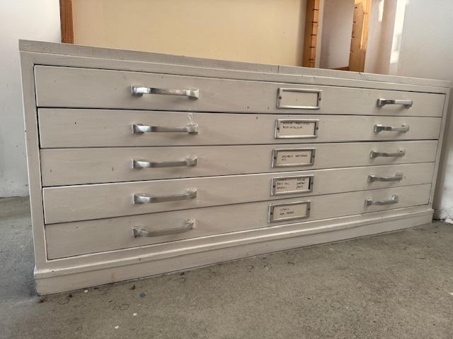 Stalen ladekast 2 met 5 laden voor grote tekeningen e.d.