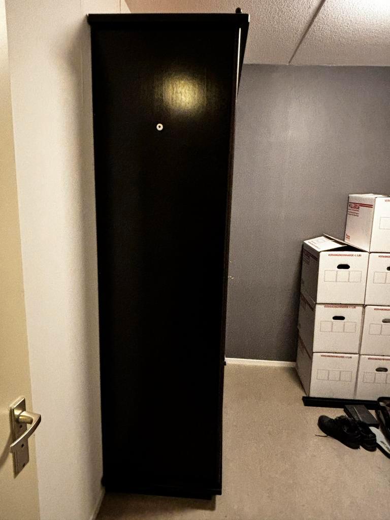 Gratis zwarte houten kledingkast