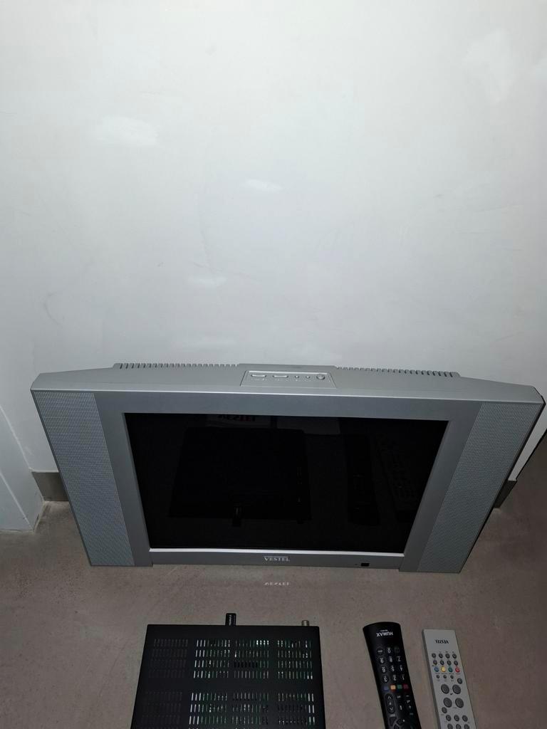 Vestel LCD kleine tv met Humax kastje GRATIS