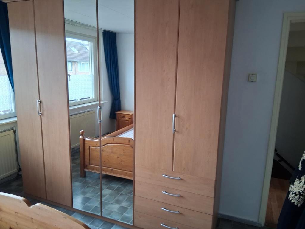 Ruime kledingkast met lades en hangruimte