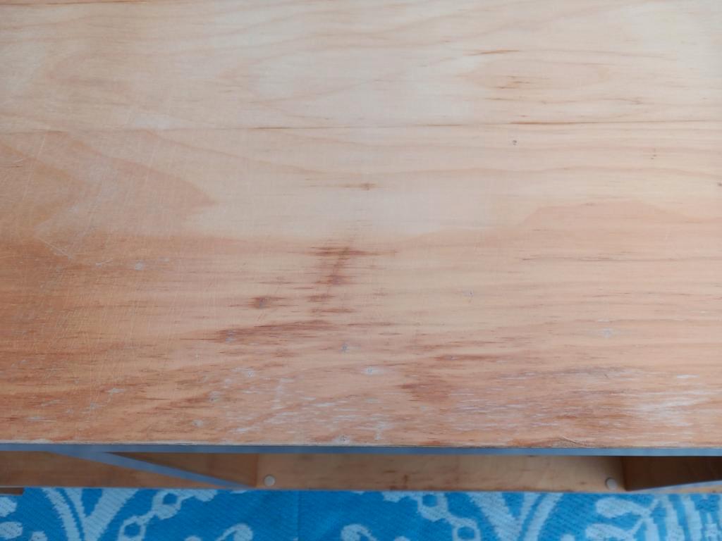 Zware hardhouten kast met vakken