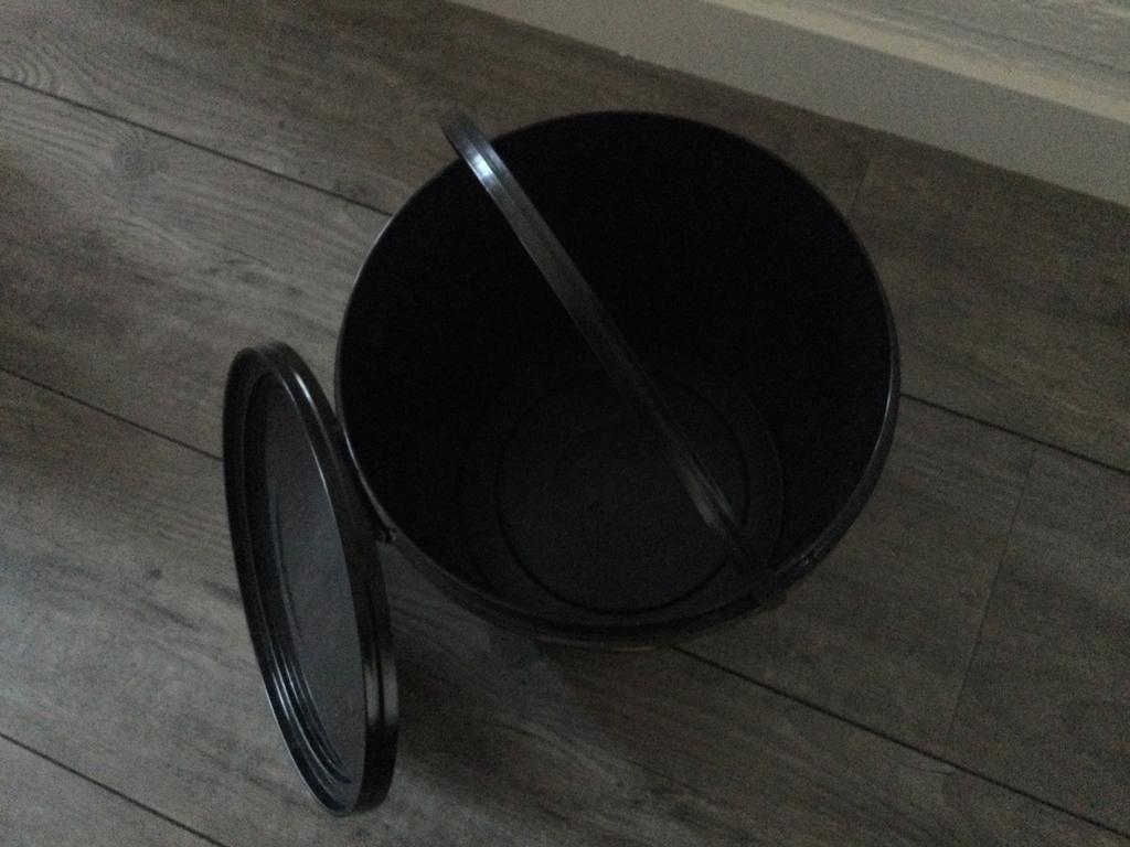 8 Zwarte emmers met deksel