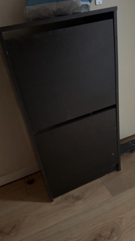 Zwarte schoenenkast