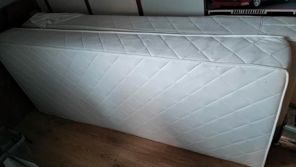 Twee matrassen gratis op te halen