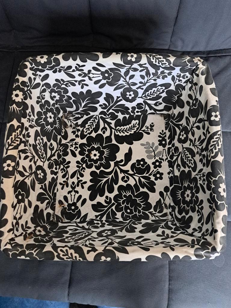 Donker bruine/zwarte rieten mand met bekleding