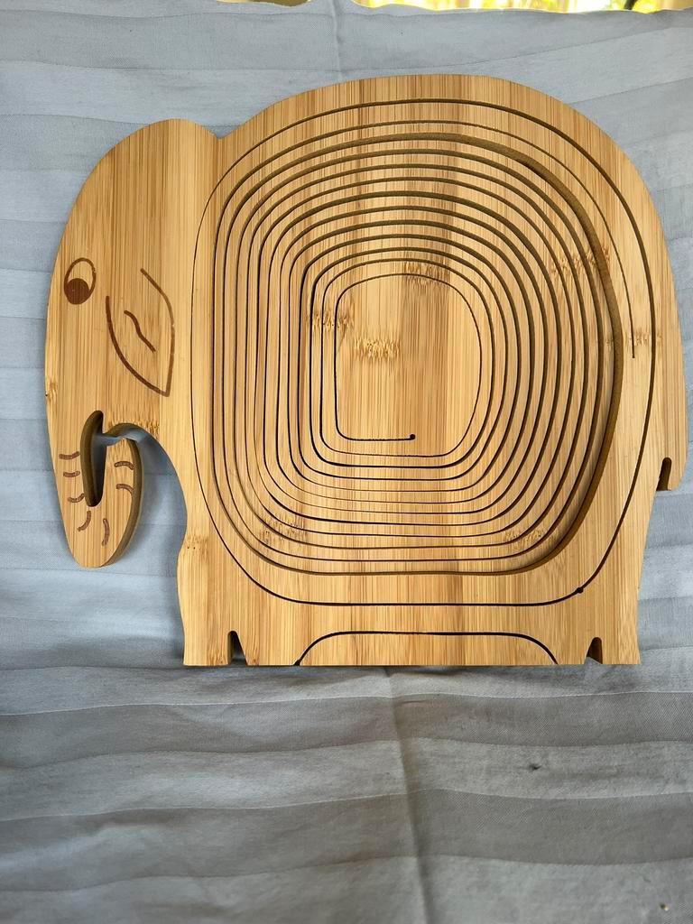 Fruitschaal van hout in vorm van olifant