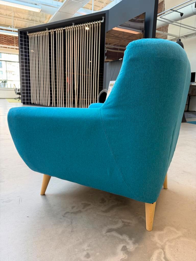 Blauwe Fauteuil met Houten Poten