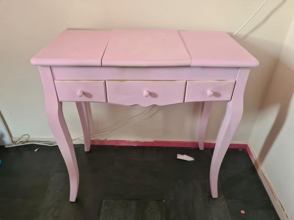 Gratis Roze Make-up Tafel met Spiegel en Lades