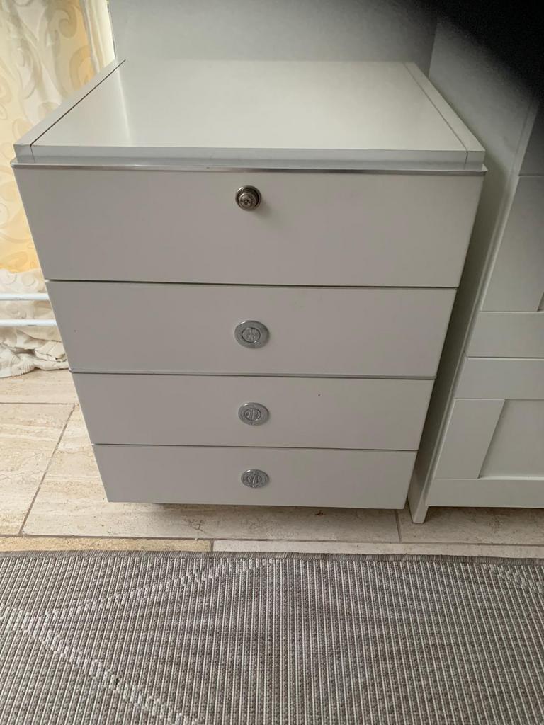 2 Witte Ladekasten met 4 Laden