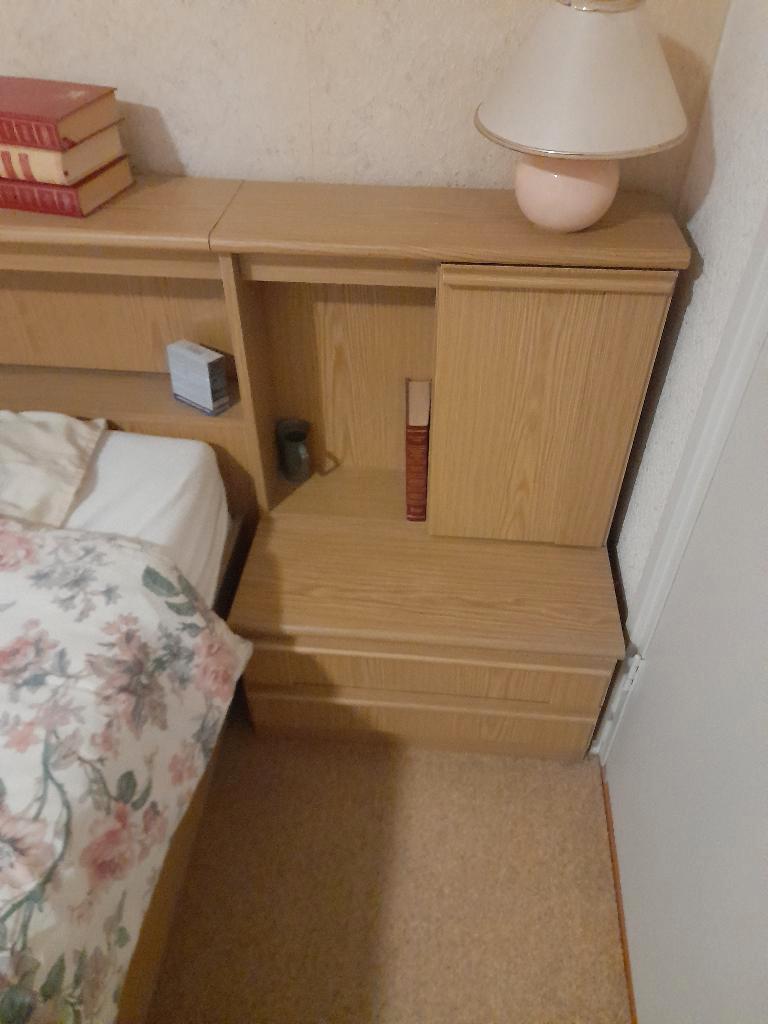 Tweepersoonsbed met ombouw+ kastjes. Gratis excl. matrassen.