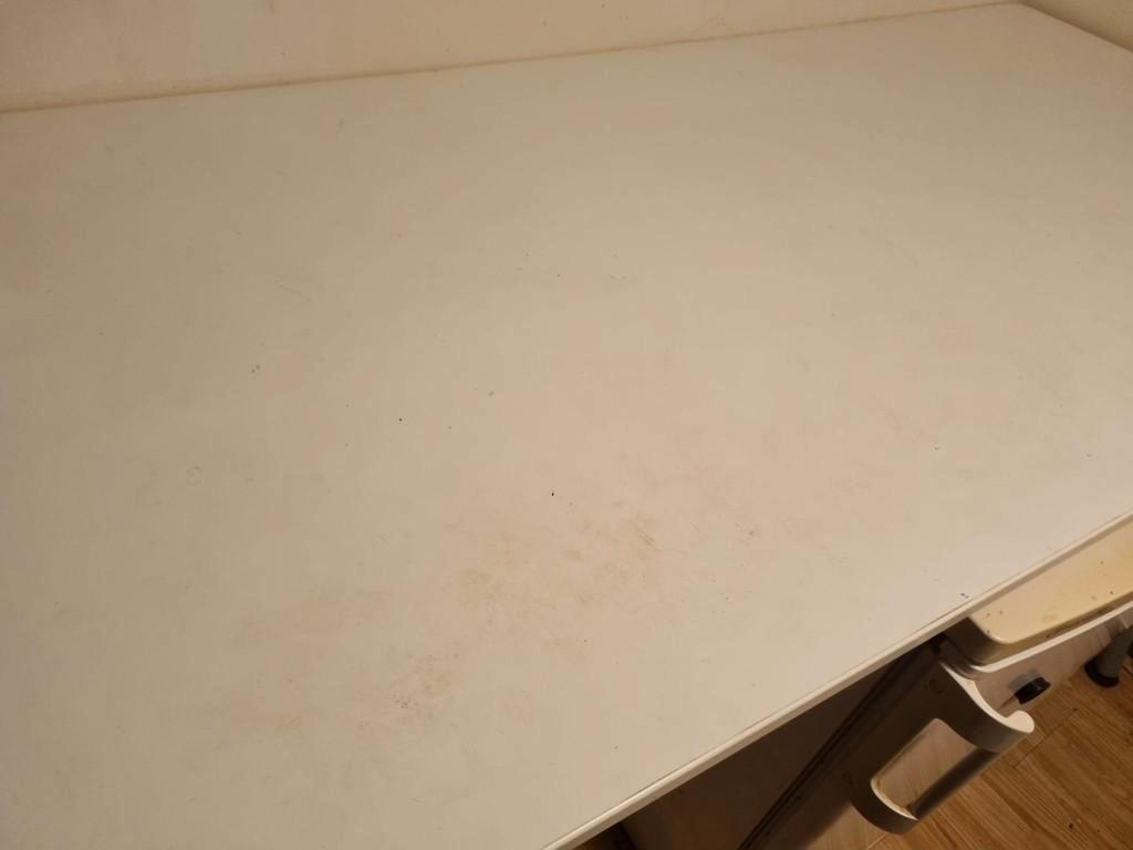 Gratis stevig wit bureau