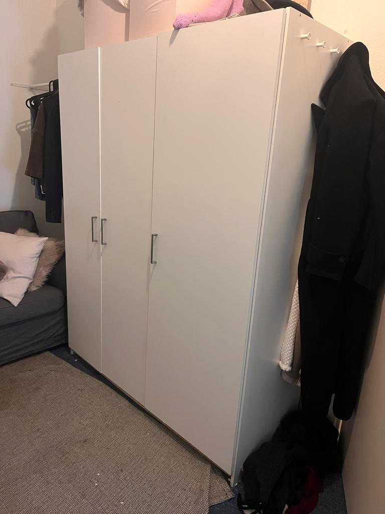 Grote witte kledingkast 140x51x180