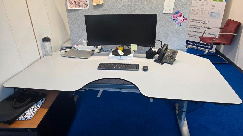 Gratis bureaus, 2 elektrisch verstelbaar 1 sta zit.