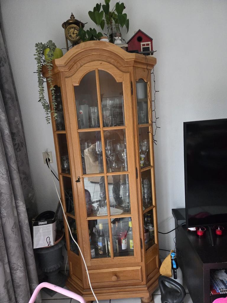 Houten vitrinekast met glazen deuren