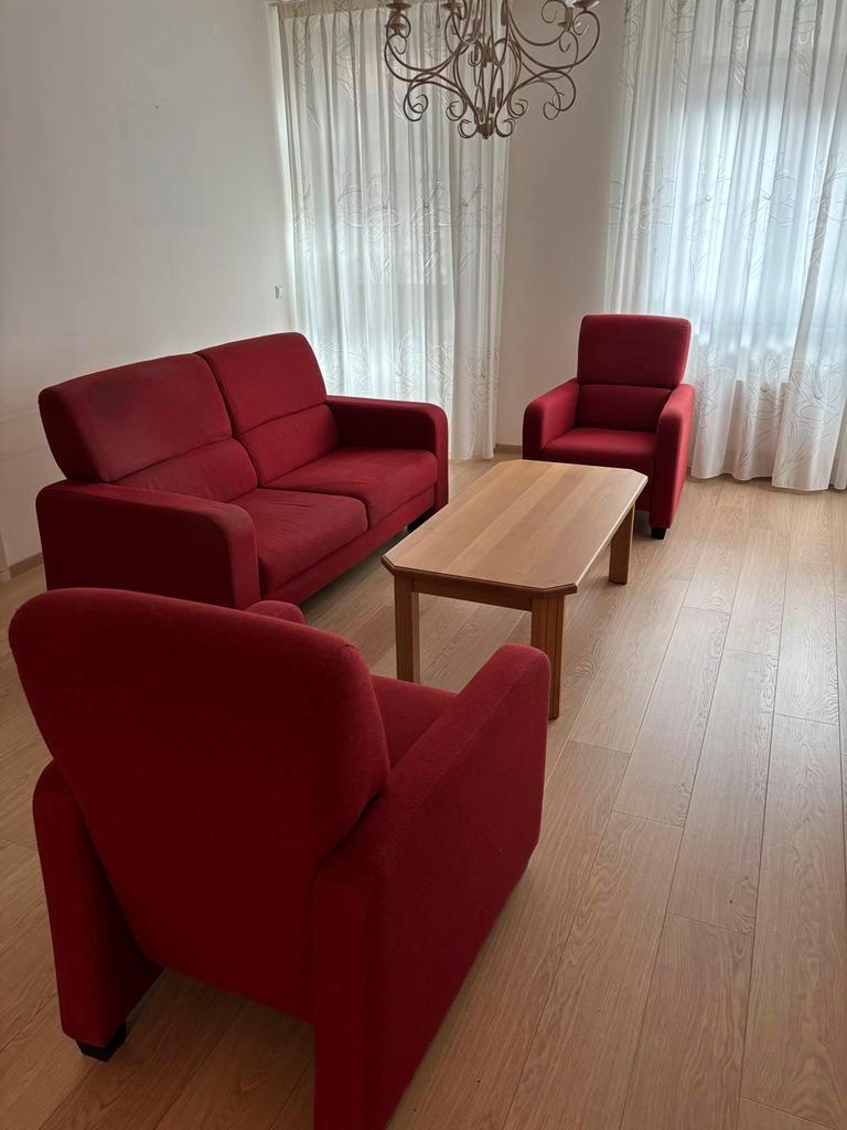 Rode stoffen Bank en twee fauteuils