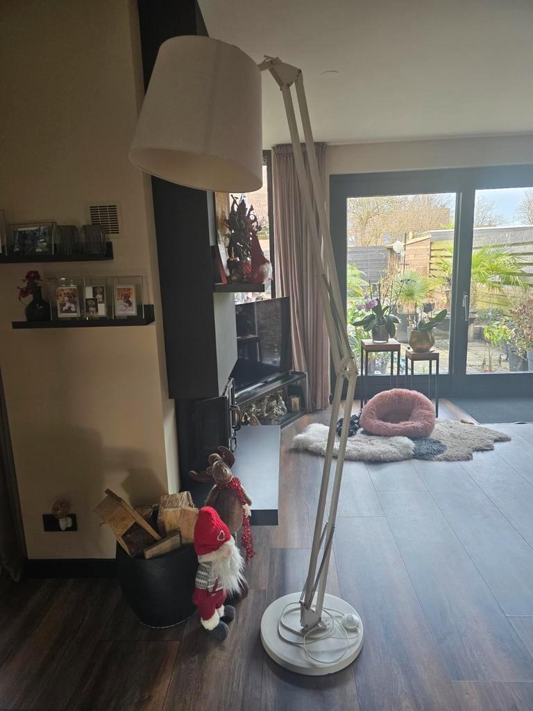 Gratis Stijlvolle staande lamp - Verstelbaar