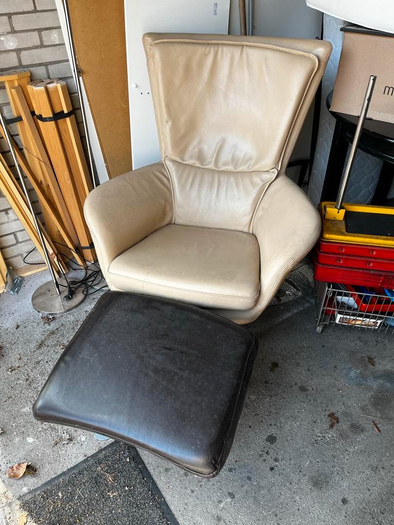 Gratis leren stoel met poef