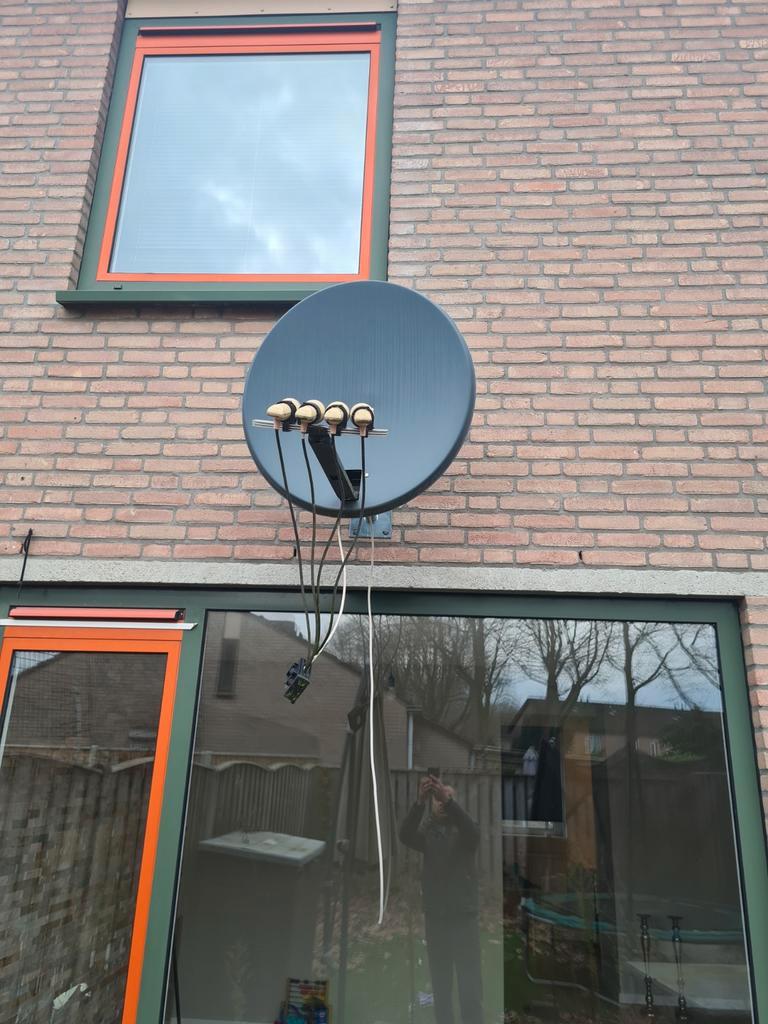 Gratis Satelliet Schotel met 4 Koppen