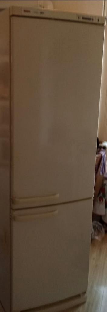 Gratis Bosch koelkast hoog model met vries gedeelte.