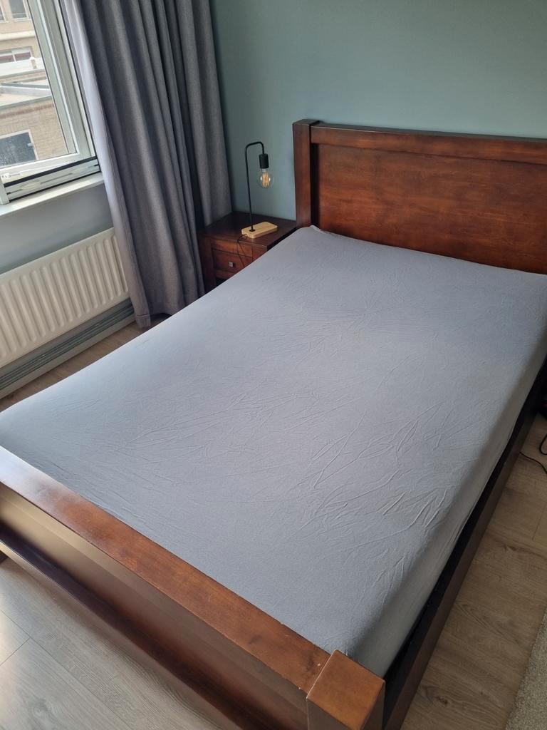 Compleet bed 140x200 met verstelbare bodem en nachtkastjes