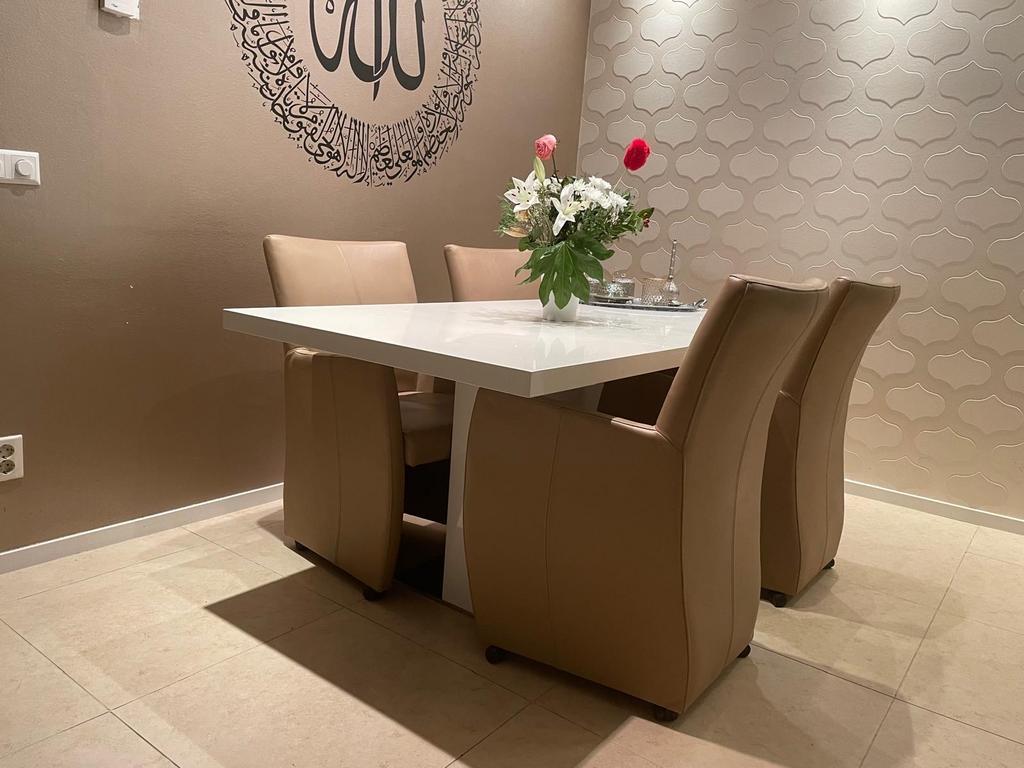 GRATIS OPHALEN Eettafel met 6 leren fauteuils