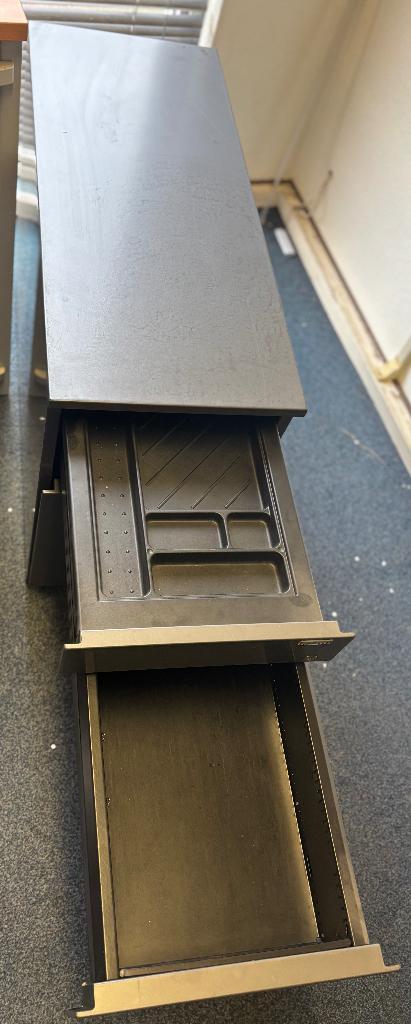 Bureaus, stoelen, kastje, ladenblok gratis