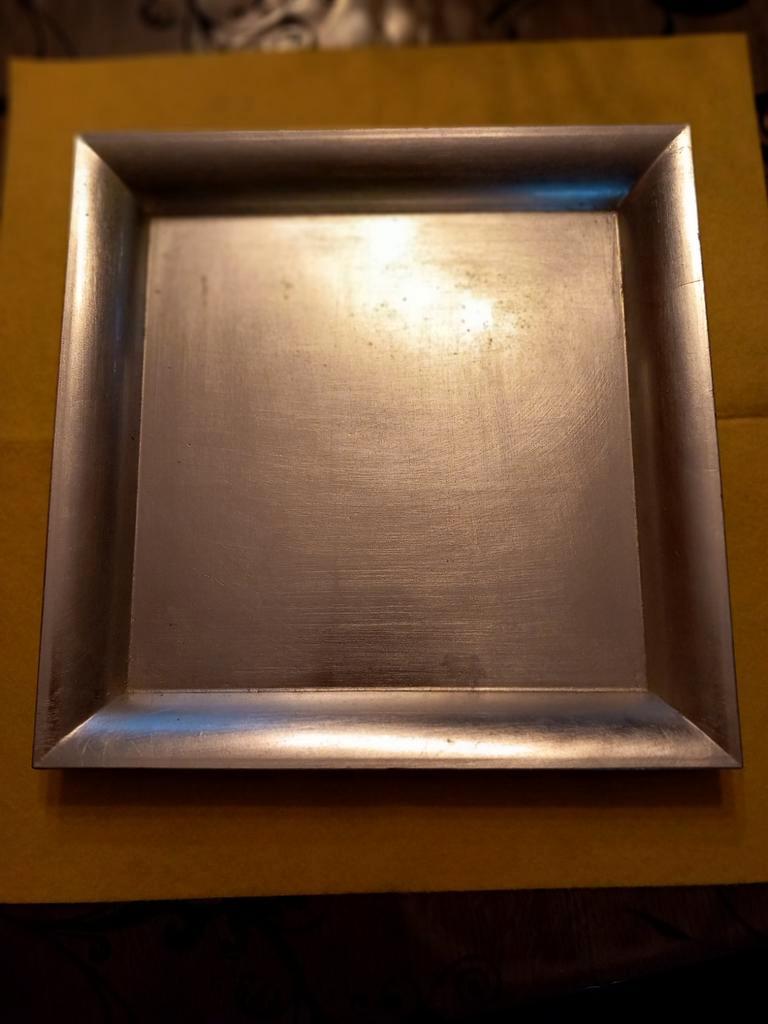 Gratis vierkante zilverkleurige deco schaal dienblad