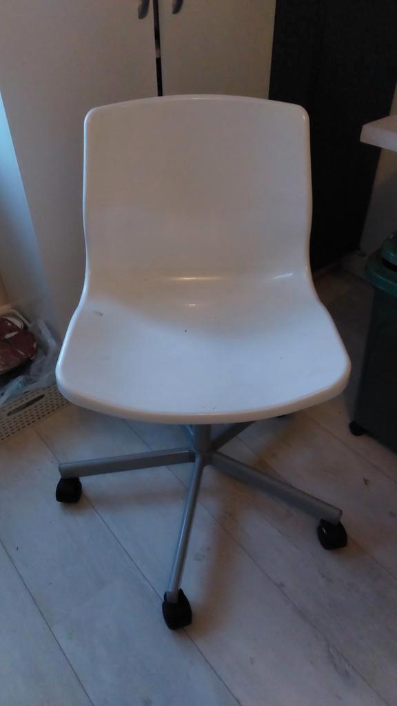 Gratis bureaustoel - rijdt niet lekker